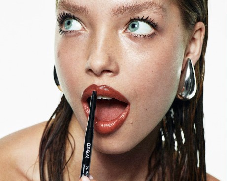 Frau mit Lipgloss