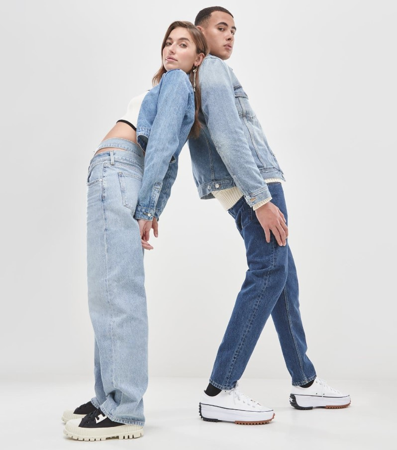 Mann und Frau in Jeanskleidung