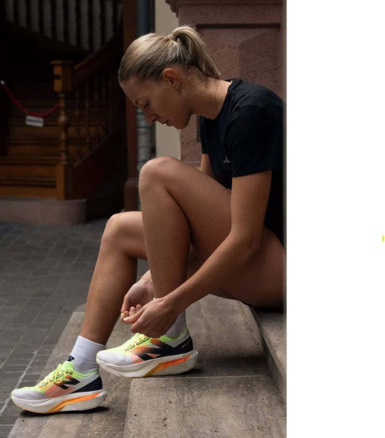 eine Frau schnürt ihre Laufschuhe