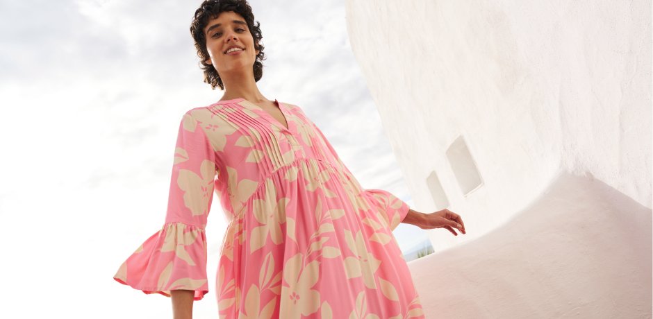 Frau in rosafarbenem Kleid