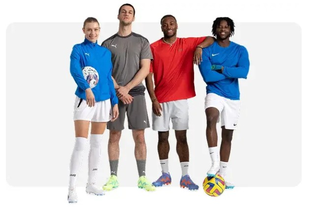 vier Freunde vor dem Fußballspiel