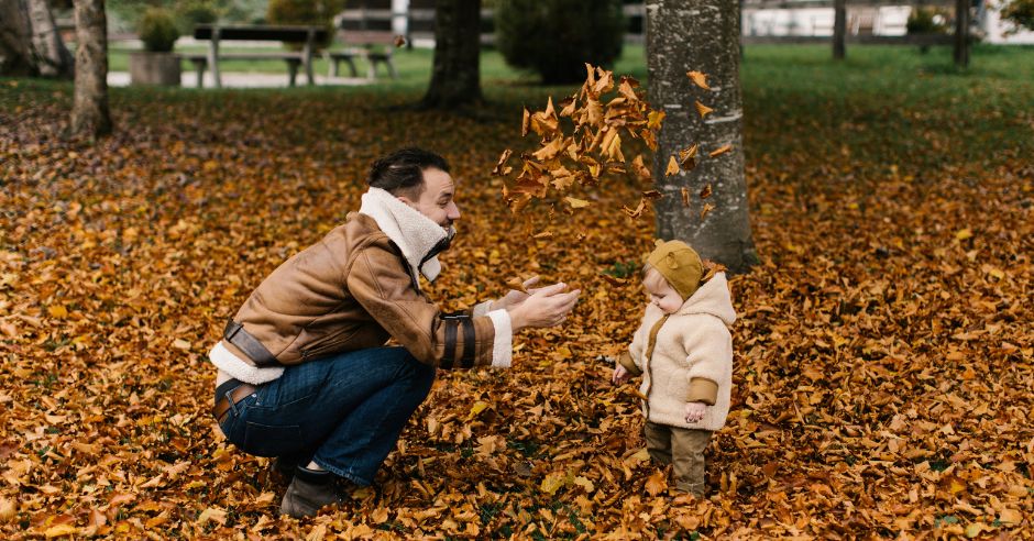 vater-und-sohn-spielen-im-laub