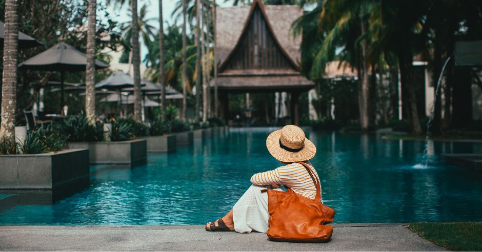 eine-frau-sitzt-am-pool