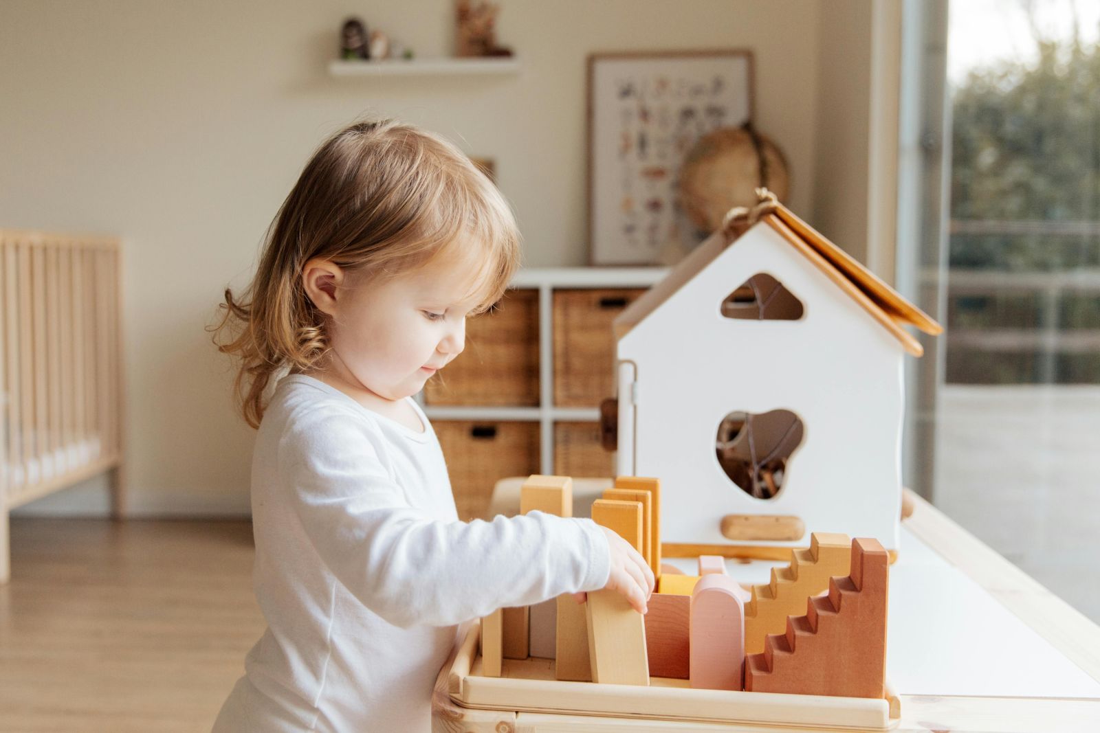 Ein Kind spielt mit einem Puppenhaus